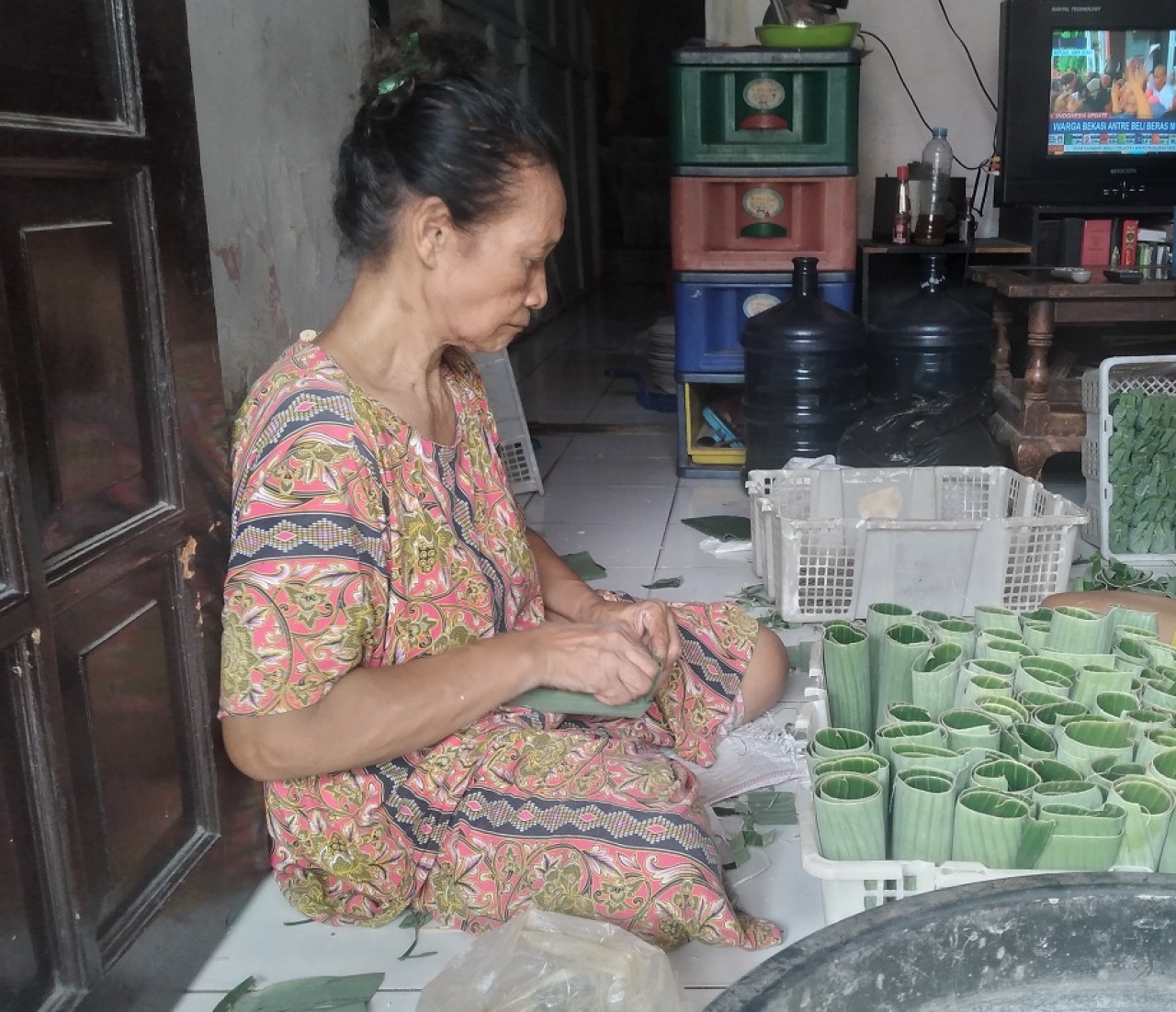Proses pembuatan lontong di kampung lontong Sawahan, Surabaya (Foto: Haryo Agus/jatimnow.com)