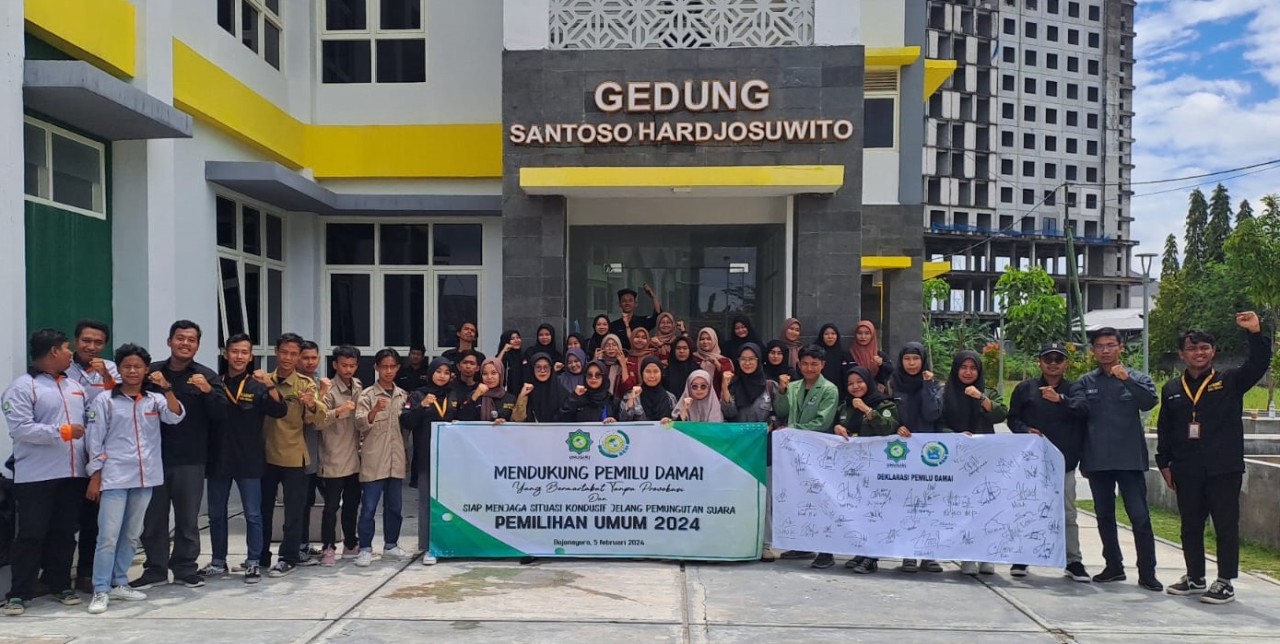Puluhan mahasiswa Unugiri Bojonegoro saat menyerukan aksi pemilu damai (Foto: Misbahul Munir/jatimnow.com)