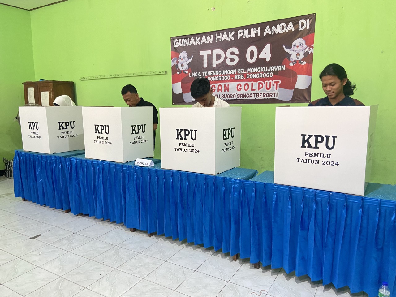 Bupati Ponorogo, Sugiri Sancoko, bersama keluarganya menyalurkan hak pilihnya. (Ahmad Fauzani/jatimnow.com)