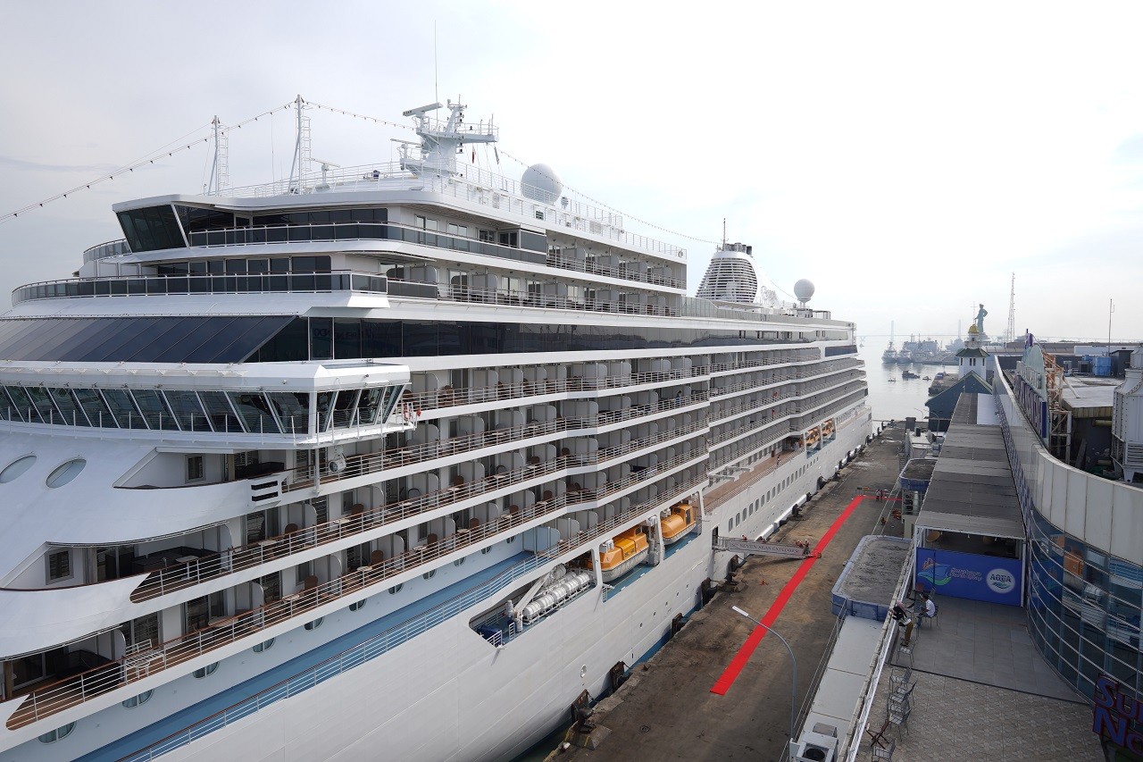 Kapal pesiar MV. Seven Seas Explorer yang singgah di Surabaya. (Foto: Humas Pelindo Sub Regional 3 Jawa for jatimnow.com)