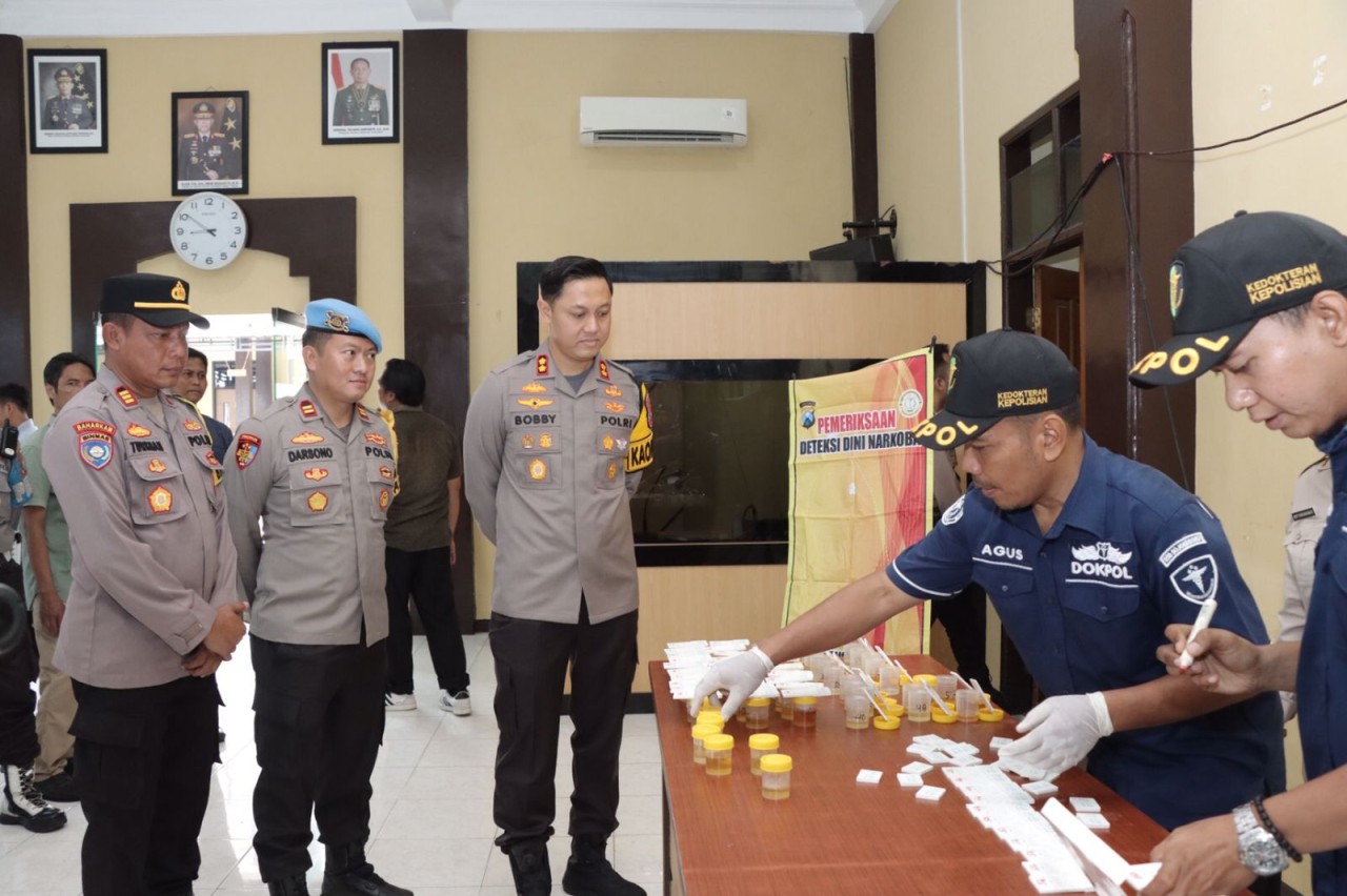 Kapolres Lamongan Jalani Tes Urine, Hasilnya?