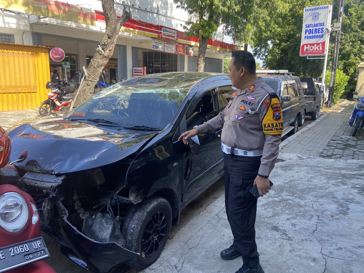 Kasat Lantas Polres Ponorogo, AKP Julianto Nugroho menunjukka barang bukti. (Foto: Ahmad Fauzani/jatimnow.com)