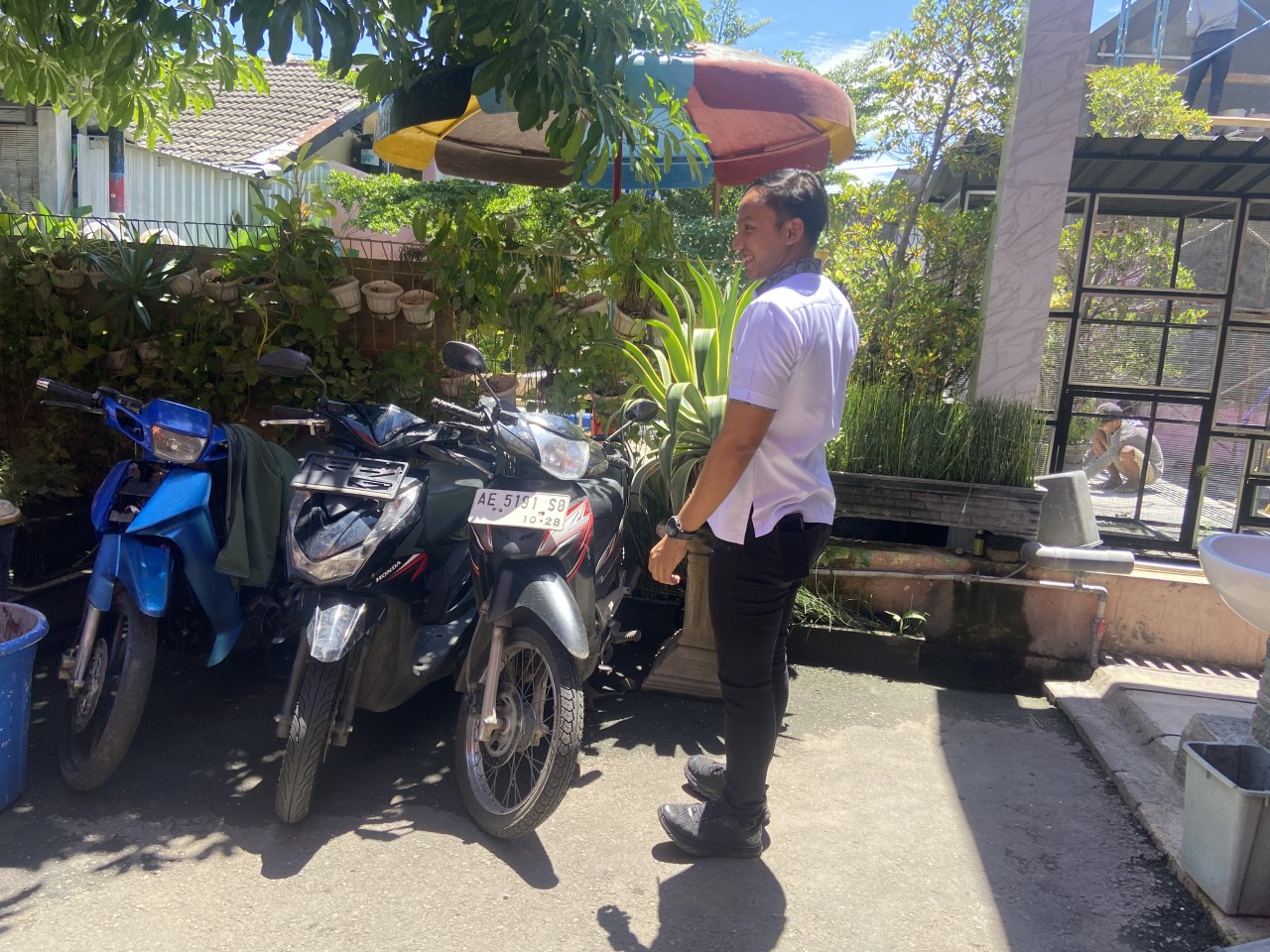 Satreskrim Polres Ponorogo, AKP Ryo Pradana saat melihat barang bukti (Foto: Ahmad Fauzani/jatimnow.com)