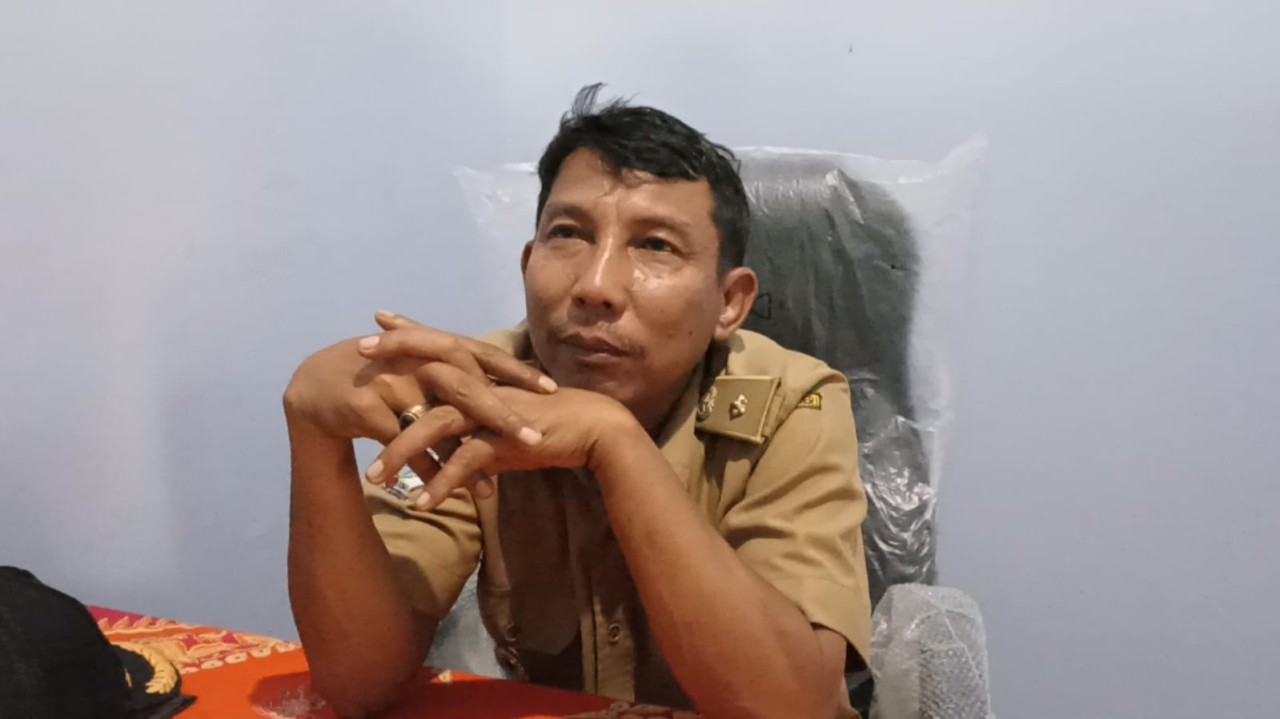 Kades Ngunut Kecamatan Dander, Suwarno saat ditemui awak media di ruangan kantor desa setempat (Foto: Misbahul Munir/jatimnow.com)