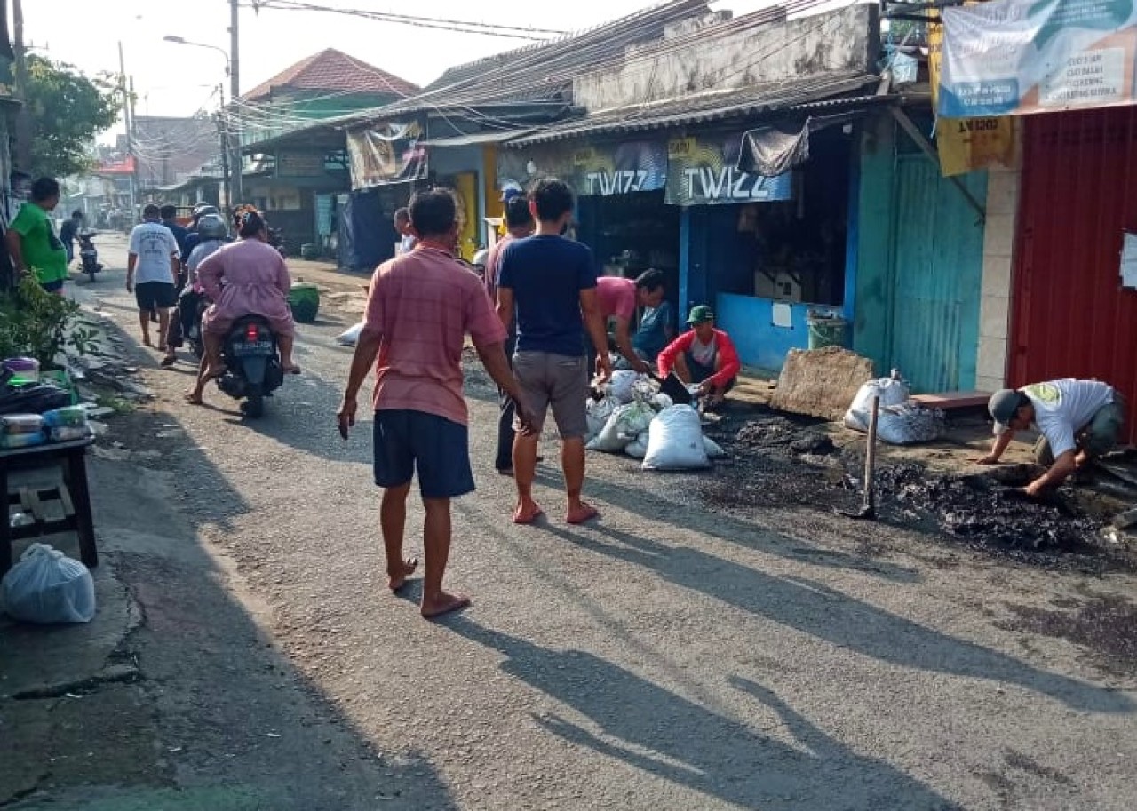 Kerja bakti masal Desa Bungurasih, menindaklanjuti surat edaran Bupati Sidoarjo. (Foto: Ahaddiini HM/jatimnow.com)