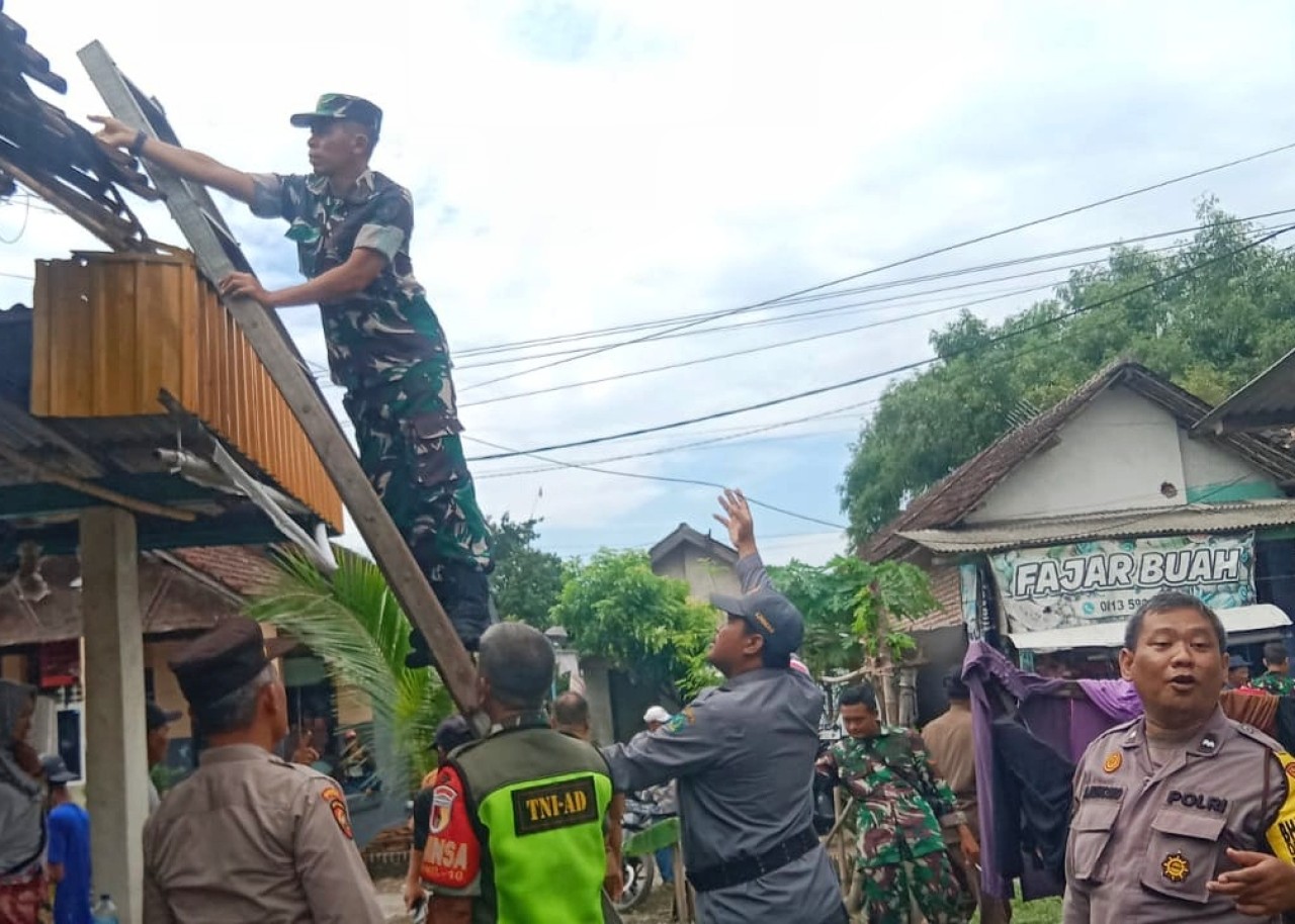 Warga dibantu aparat bergotong royong di Desa Kedung Wonokerto, Prambon, Sidoarjo. (Foto: Ahaddiini HM/jatimnow.com)