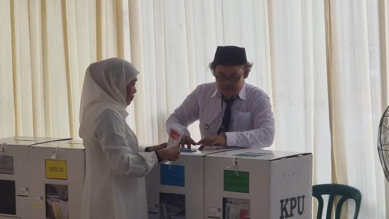 Khofifah Indar Parawansa di TPS 31 Jemursari Surabaya. (Foto-foto: Ni'am Kurniawan/jatimnow.com)