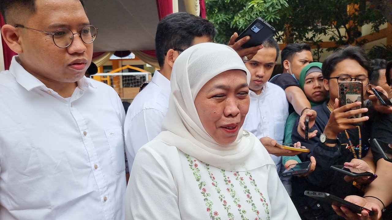Khofifah didampingi 3 putranya usai nyoblos di TPS Jemursari Surabaya (foto: Ni'am Kurniawan/jatimnow.com)