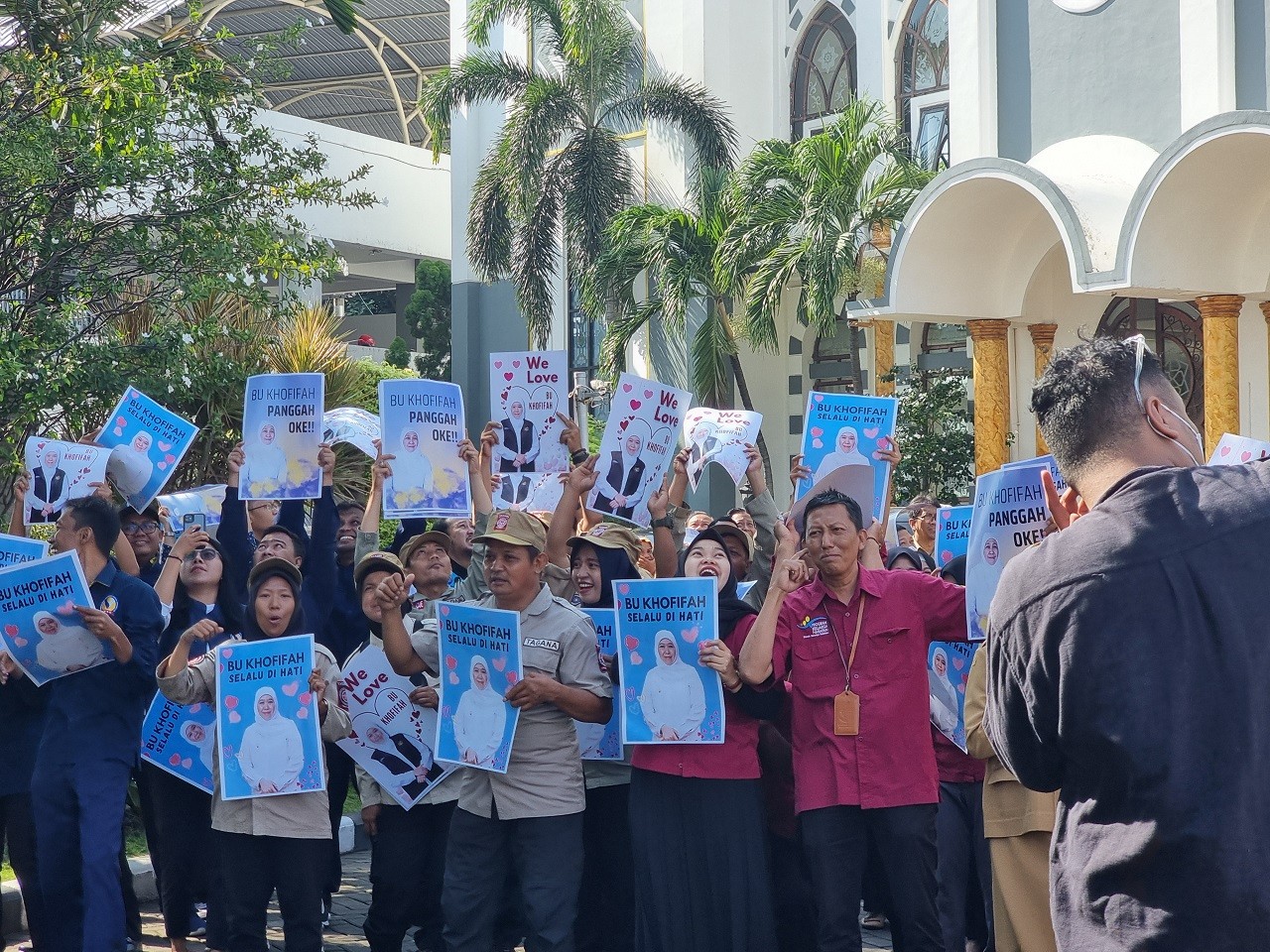 Para ASN Pemprov Jatim saat memajang pujian kepemimpinan Khofifah-Emil usai apel pagi di Kantor Gubernur Jatim (foto: Ni'am Kurniawan/jatimnow.com)