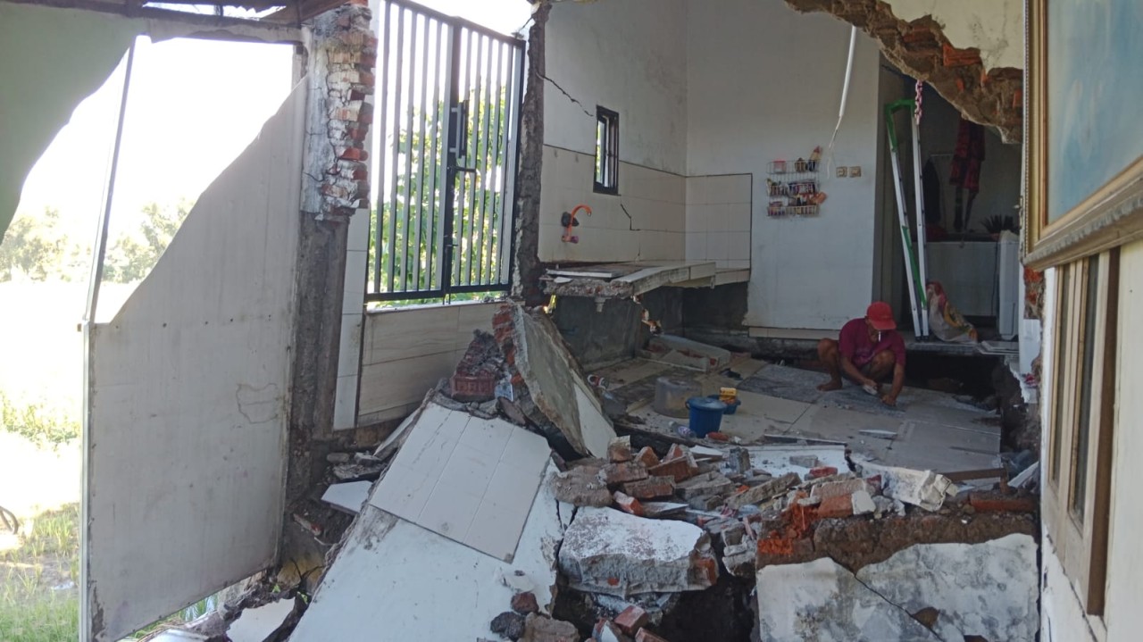 Tanah Ambles di Driyorejo Gresik, 5 Rumah Rusak Parah