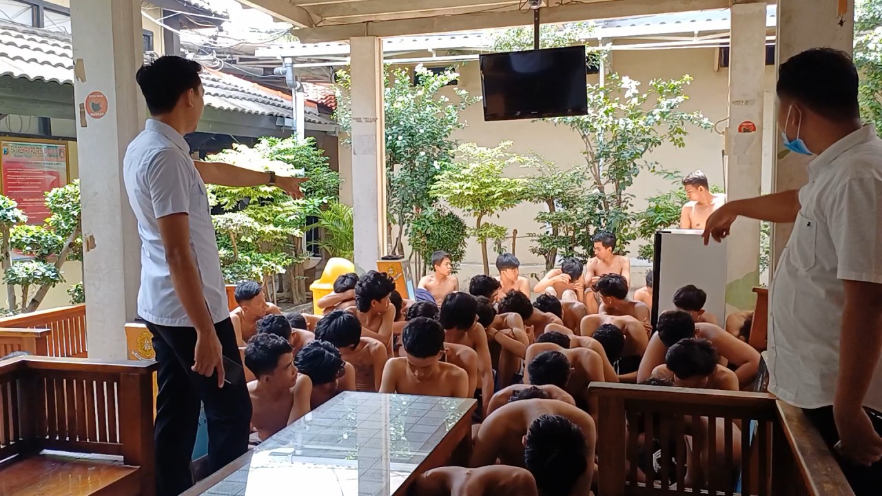 Polisi mengamankan oknum pesilat terlibat terlibat tawuran dengan warga di Lamongan. (Foto : Adyad Ammy Iffansah/jatimnow.com)