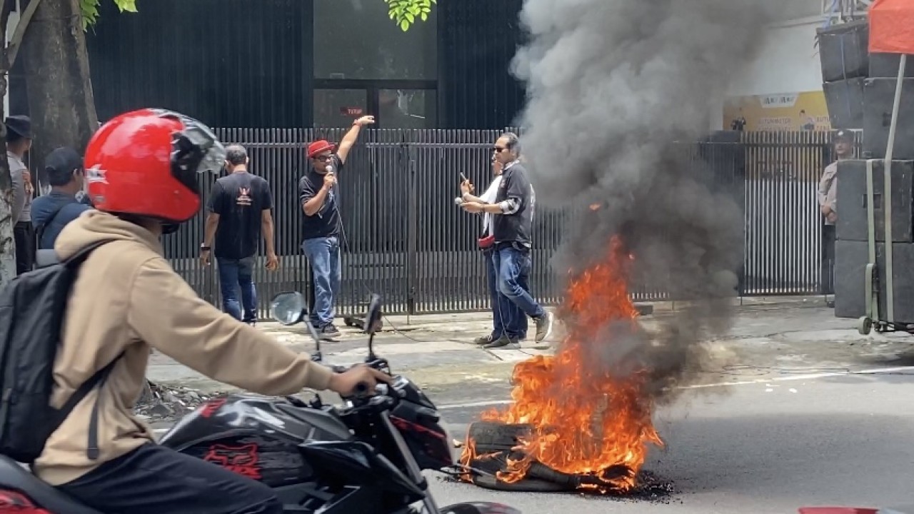Aktivis di Kediri Bakar Ban dan Lempar Telur ke Kantor Leasing