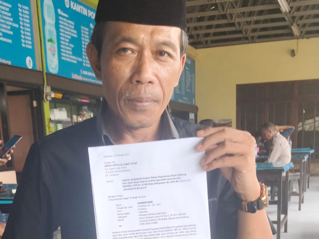 Kusnan setelah melaporkan Ketua KPU Pusat Hasyim Asyari ke Polda Jatim (Foto: Haryo Agus/jatimnow.com)