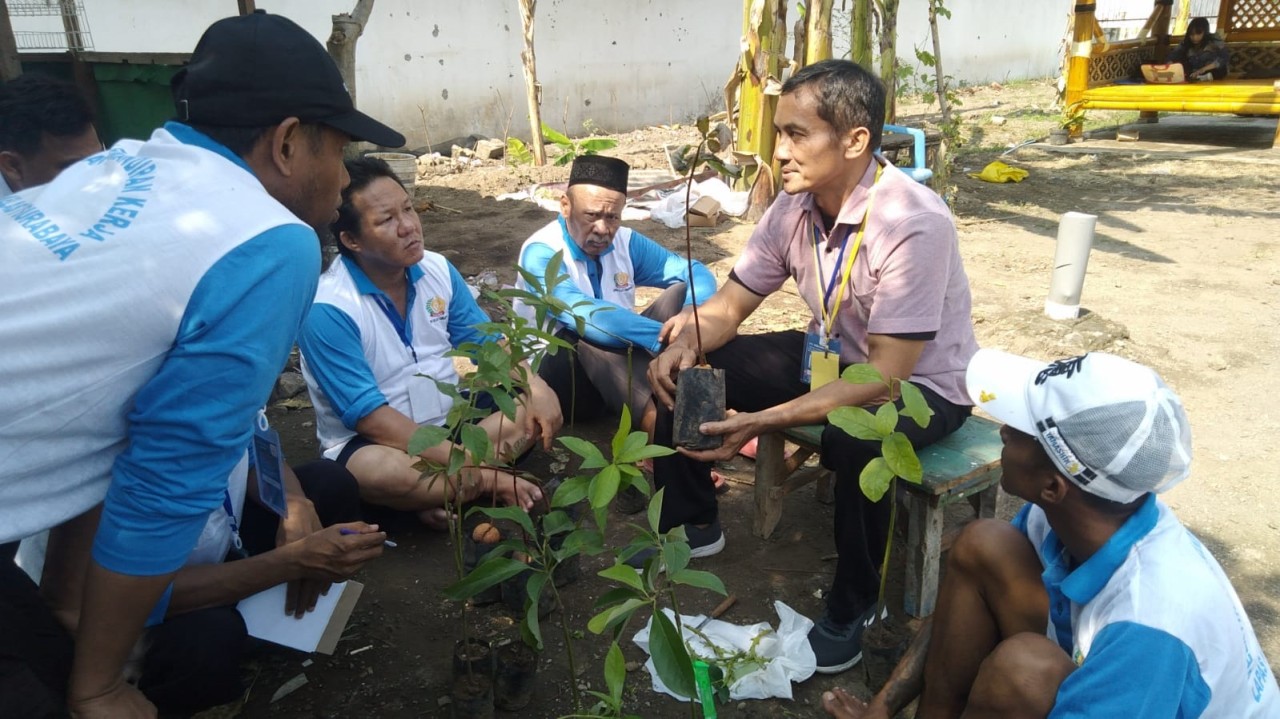 Warga Binaan Lapas Surabaya tengah mendapat pembekalan budidaya alpukat aligator. (Foto: Humas Kemenkumham Jatim for jatimnow.com)