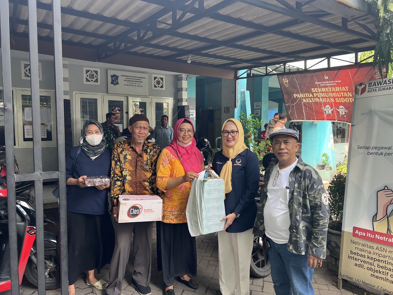 Lita Machfud Arifin saat mengunjungi saksi NasDem yang bertugas mengawal rekapitulasi suara di Kecamatan Semampir Surabaya (Leli for jatimnow.com)