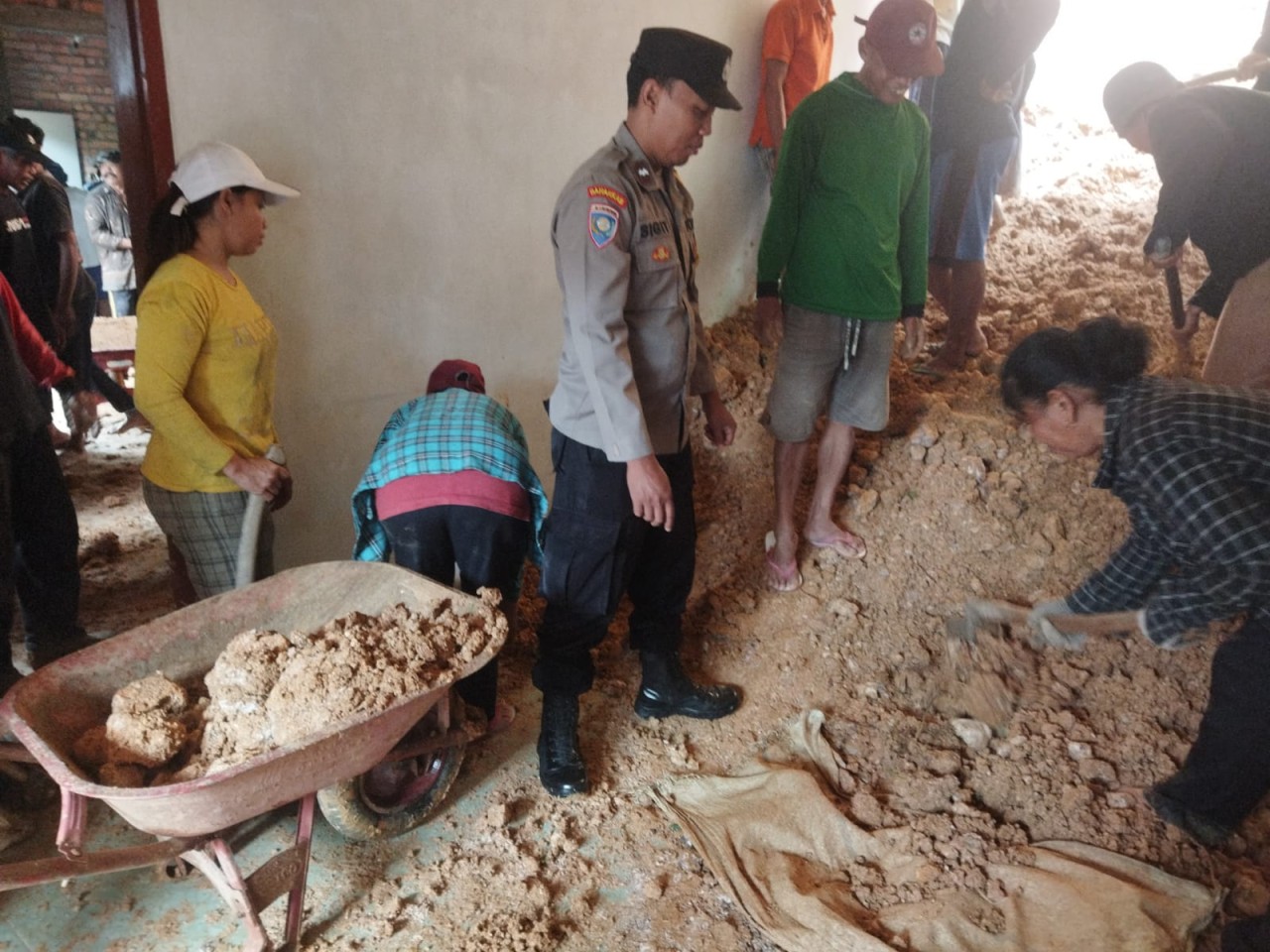 Petugas bekerja bakti membersihkan material longsor. (Foto: Dok BPBD Trenggalek for jatimnow.com)