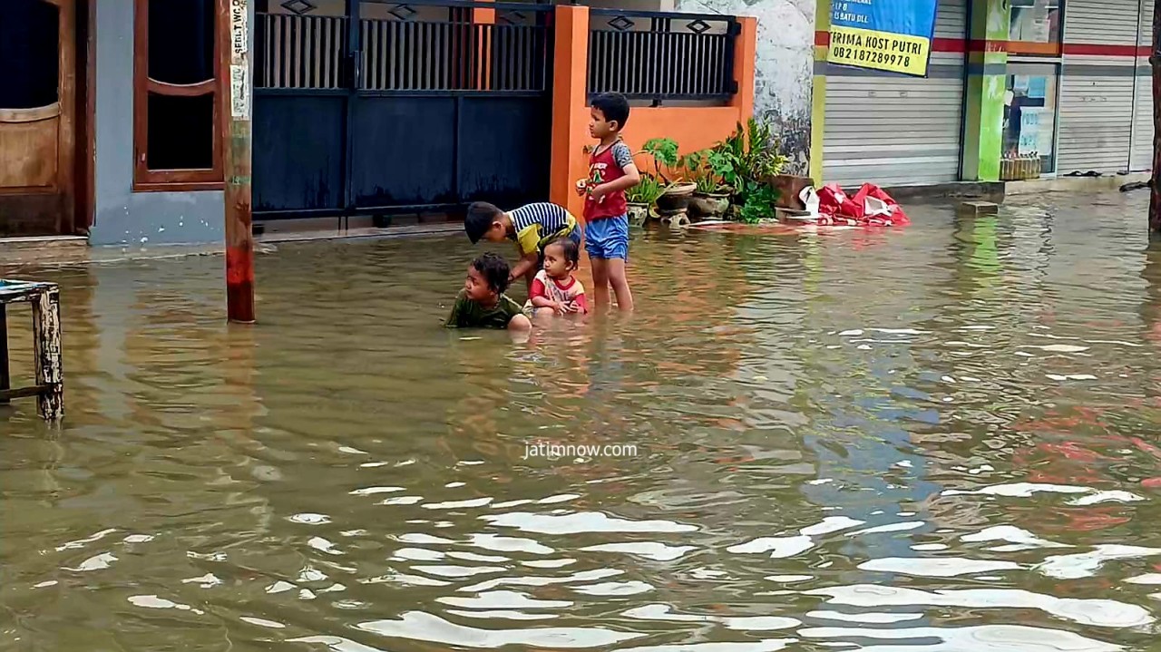 Bahagia bermain di air banjir. (Foto-foto: Misbahul Munir/jatimnow.com)
