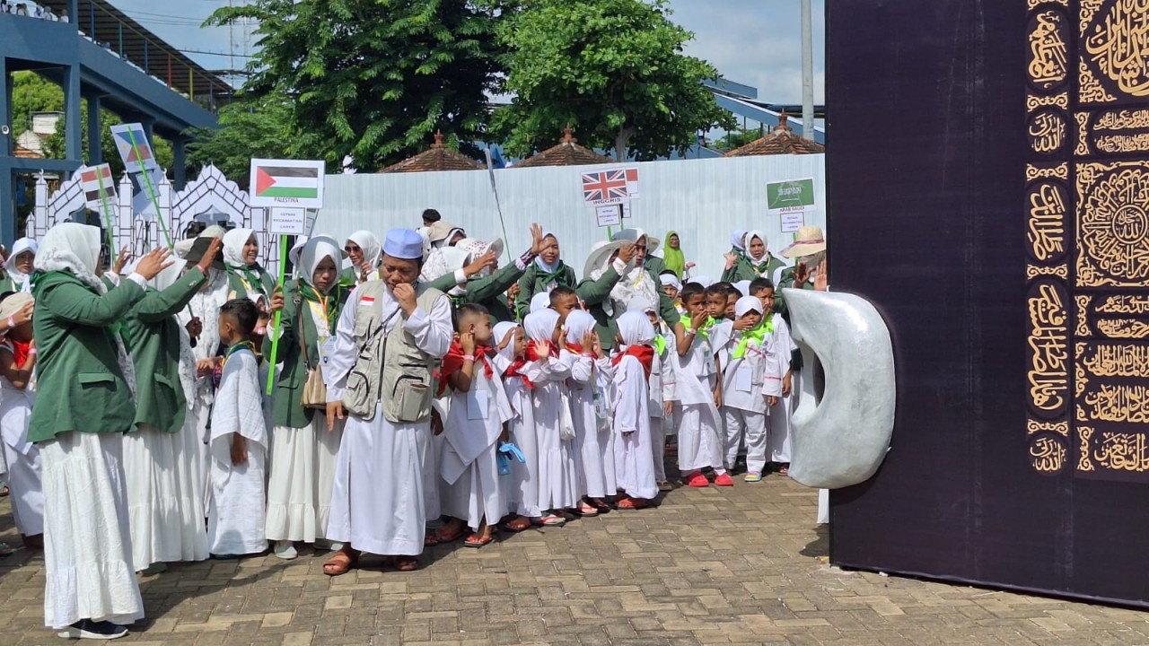 Jalannya program edukasi, praktik manasik haji massal di WBL. (Foto : Adyad Ammy Iffansah/jatimnow.com)