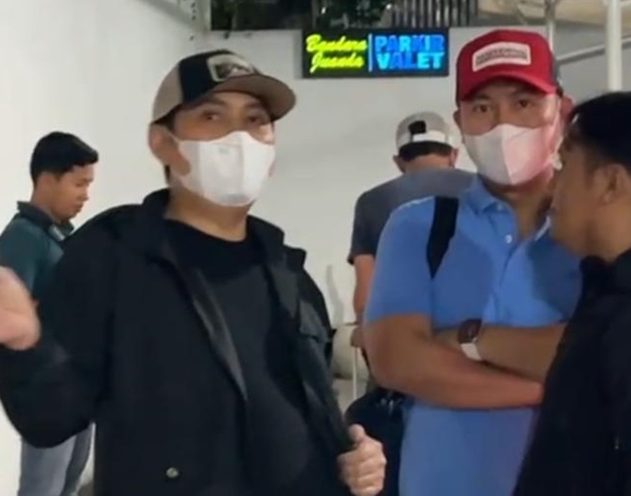 Mardani H Maming (jaket hitam) saat terlihat di Bandara Juanda. (Foto: Aan Haryono/jatimnow.com)
