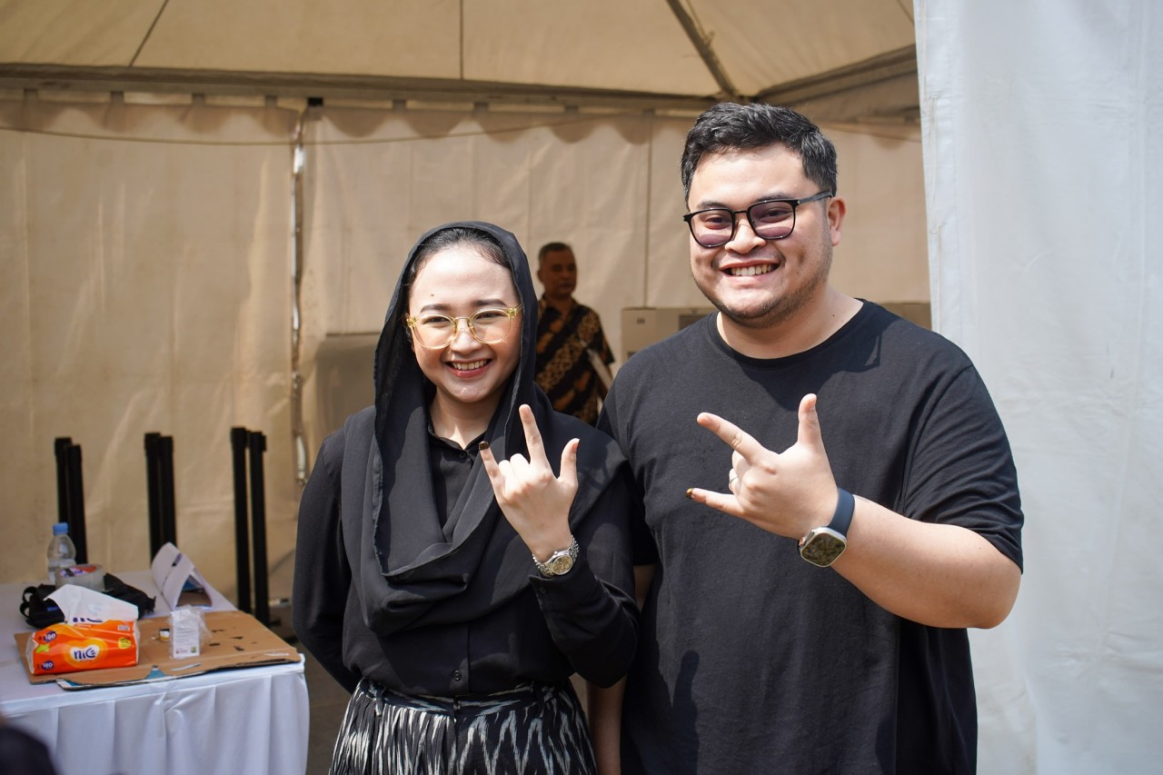 Mas Dhito bersama istri usai nyoblos di TPS 026. (Foto: Tim Mas Dhito/jatimnow.com)