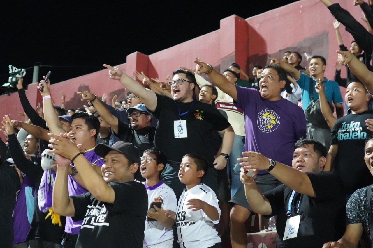 Mas Dhito saat menyaksikan langsung pertandingan Persik Vs Bali United di Stadion Brawijaya. (Foto : Tim Mas Dhito for jatimnow.com)