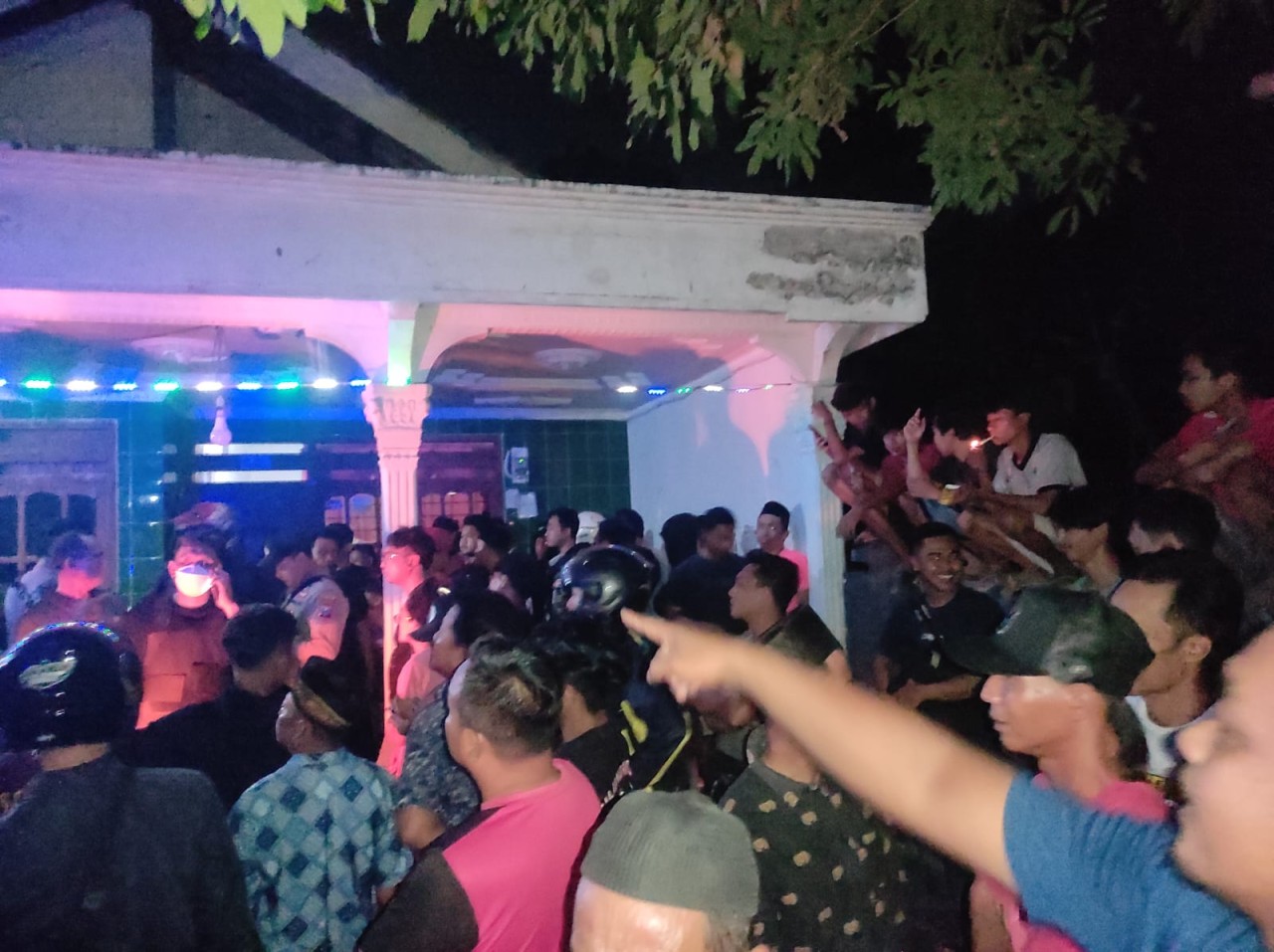 Massa yang mengepung rumah warga tempat sopir truk bersembunyi. Dok Polsek Bandung