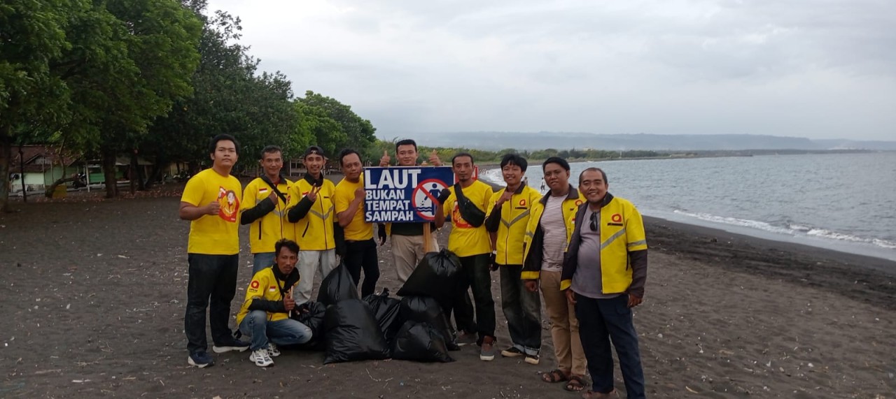 Driver Ojek Online Jaket Kuning Bersih-bersih Pantai Pulau Santen Banyuwangi
