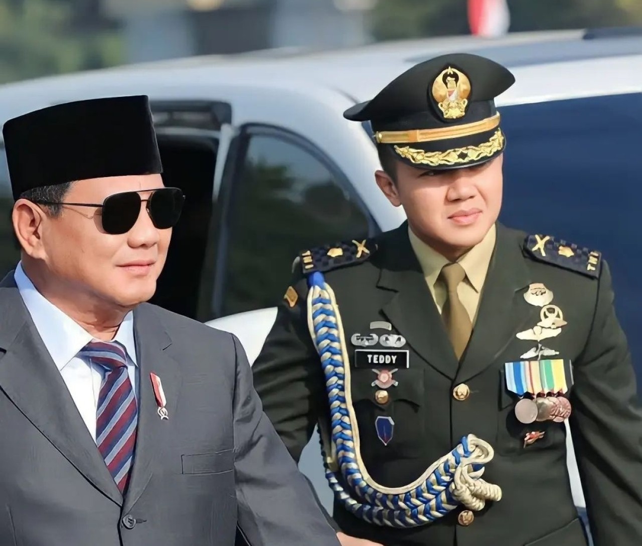 Mayor Teddy saat mengawal Prabowo.  (Foto: tangkapan layar)