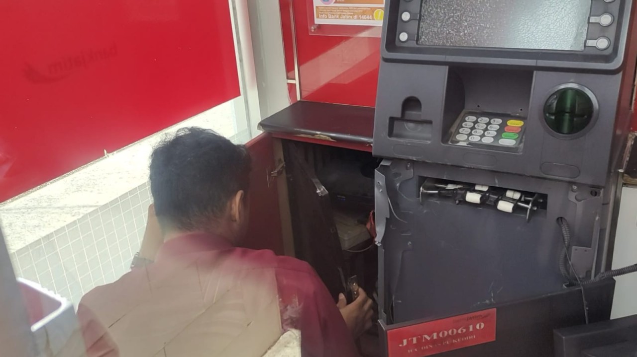 Mesin ATM Bank Jatim Kediri rusak. (Foto: Polsek Pesantren for jatimnow.com)