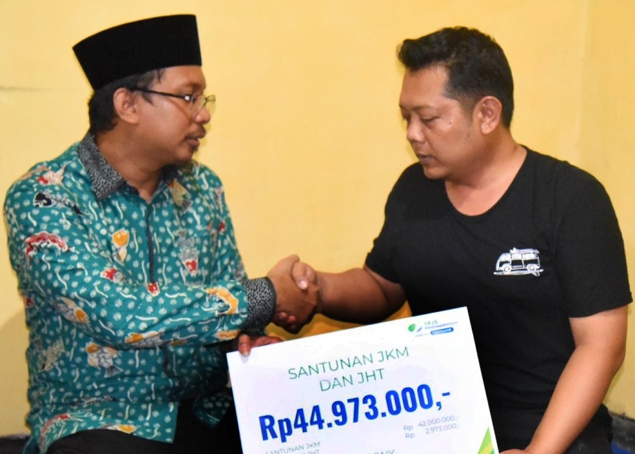 Gus Muhdlor saat berikan santunan pada keluarga almarhum.(Foto: Ahaddiini HM/jatimnow.com.