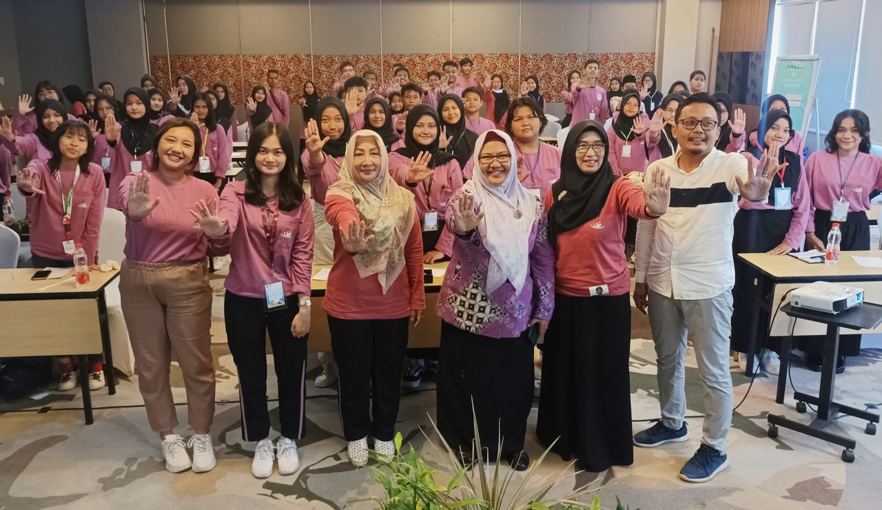 Wabup Gresik Aminatun Habibah dan Kepala Dinas KBPPPA dr. Titik Ernawati, foto bersama peserta Musrenbang Anak 2024. (Foto: Sahlul Fahmi/jatimnow.com)