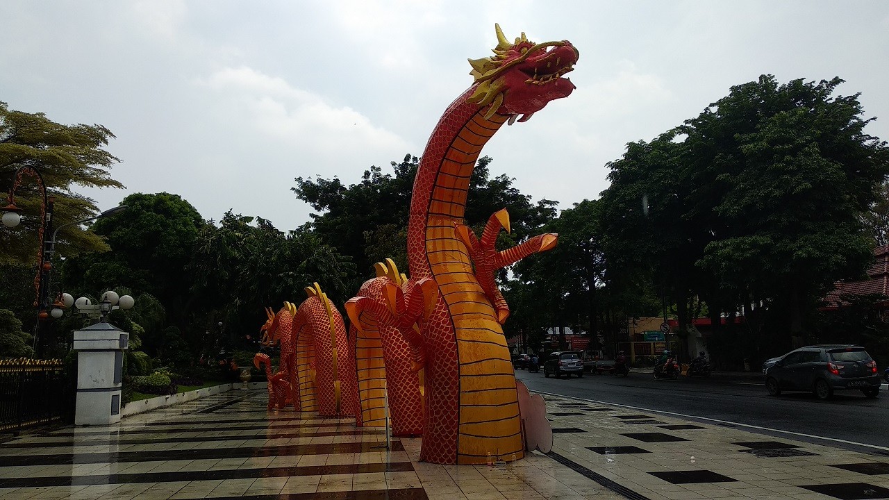Foto: Ornamen Naga Raksasa Hiasi Balai Kota Surabaya di Tahun Baru Imlek