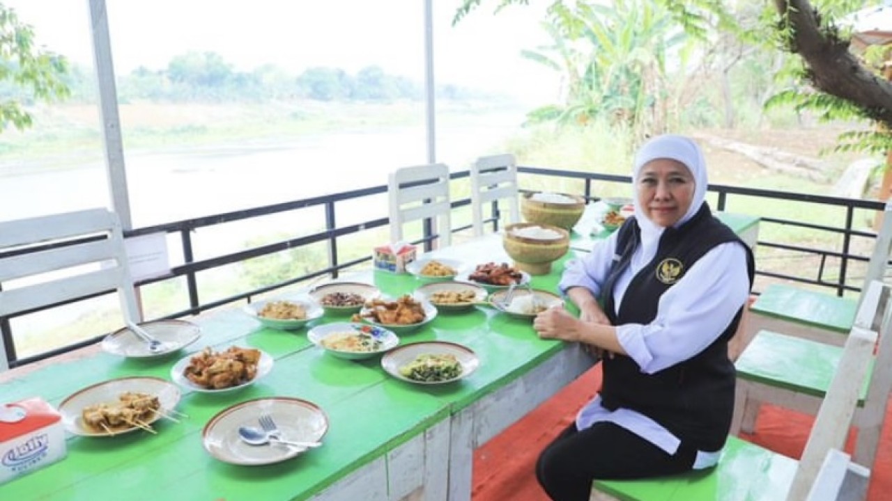 Gubernur Khofifah menikmati Sego Buwuhan di Bojonegoro. (Instagram @khofifah.ip)
