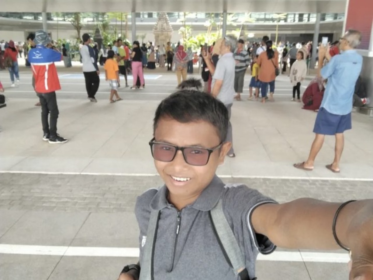 Salah satu warga berselfie di Bandara Dhoho Kediri. (Foto: Instagram @hafiz.ptrsyam)