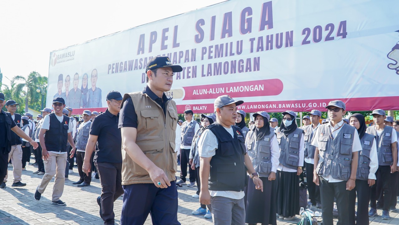 Bupati Lamongan, Yuhronur Efendi saat memantau kesiapan Panwas kecamatan dan desa. (Foto: Humas Pemkab Lamongan for jatimnow.com)