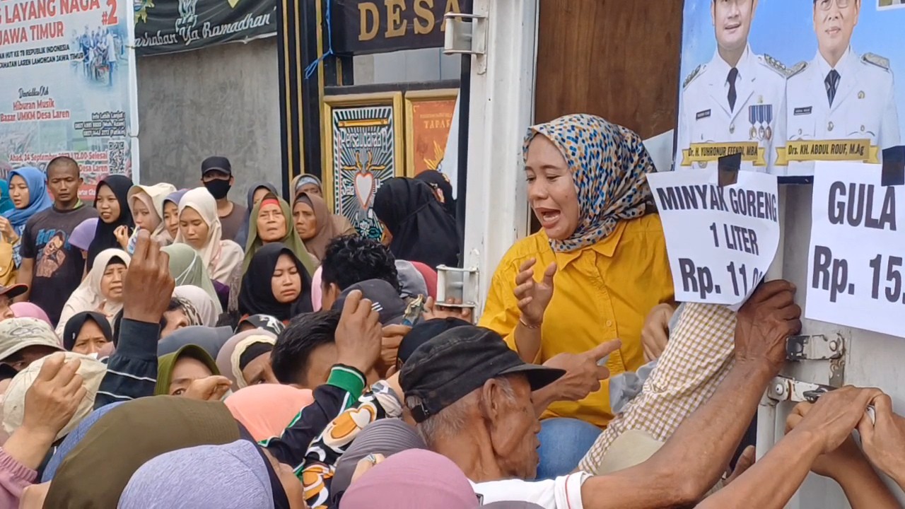 Panitia operasi pasar murah kewalahan melayani banyaknya warga yang berebut beras murah saat baksos 3 tahun kepemimpinan Yes-Bro Lamongan. (Foto : Adyad Ammy Iffansah/jatimnow.com)