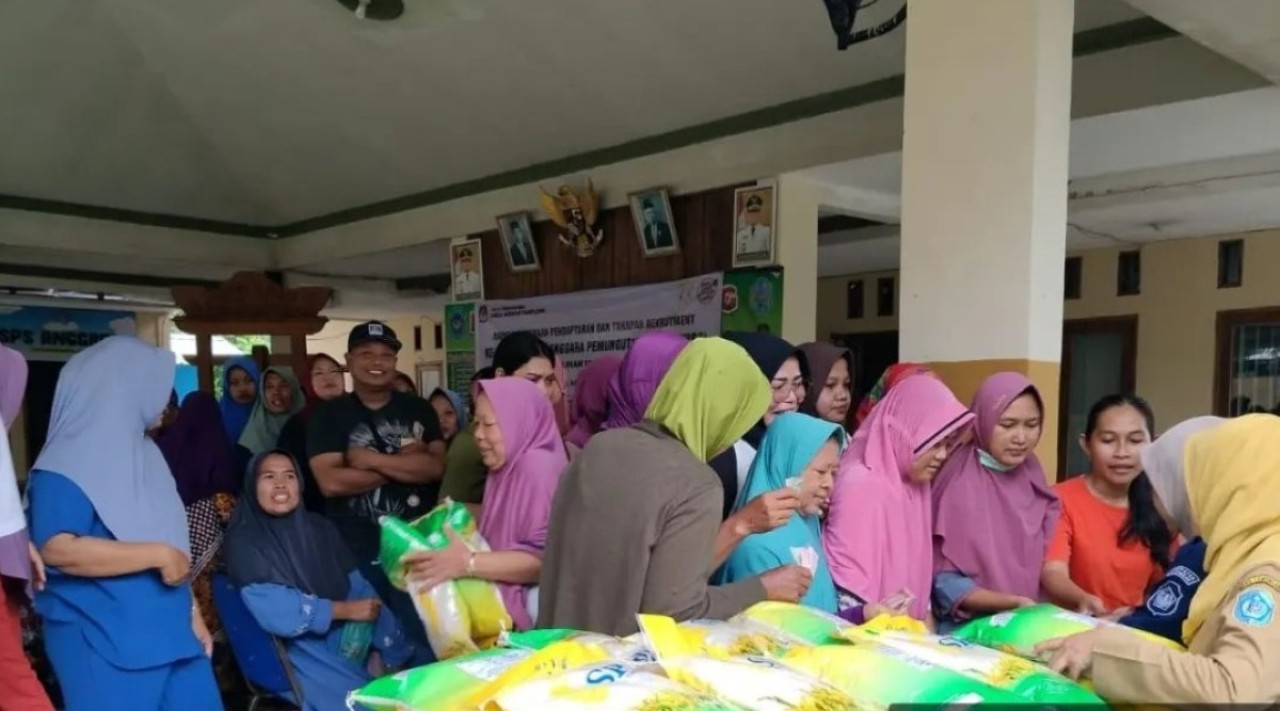 Warga saat membeli sembako pasar murah di Lamongan, Desember lalu. (Foto : dok.jatimnow.com)