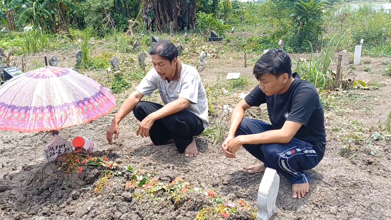 Pihak keluarga Alm. Alfin berkunjung ke pemakaman. (Foto : Adyad Ammy Iffansah/jatimnow.com)