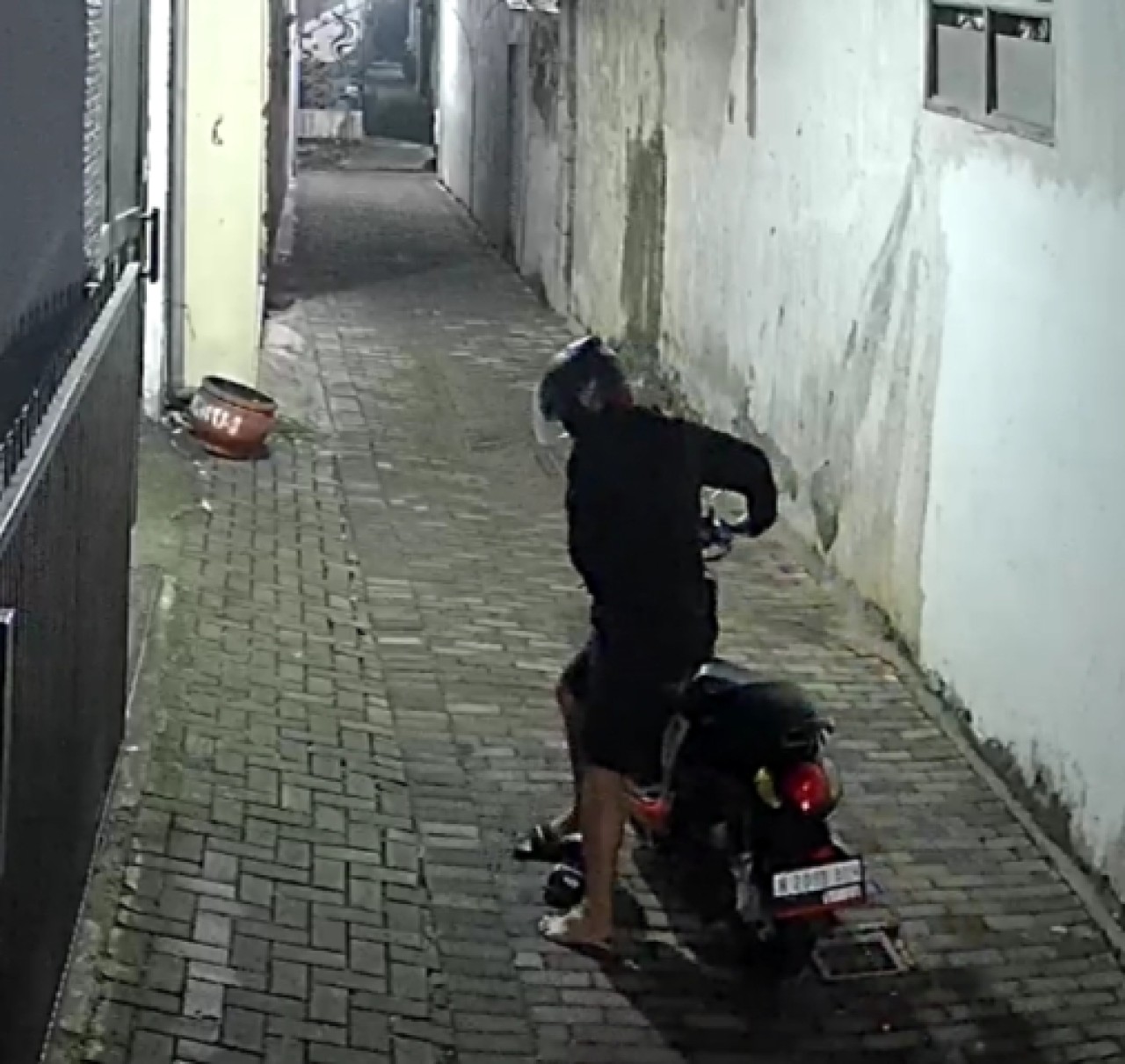 Rekaman CCTV pelaku curanmor di Kota Batu, Jawa Timur. (Foto : Gerhana/jatimnow.com)