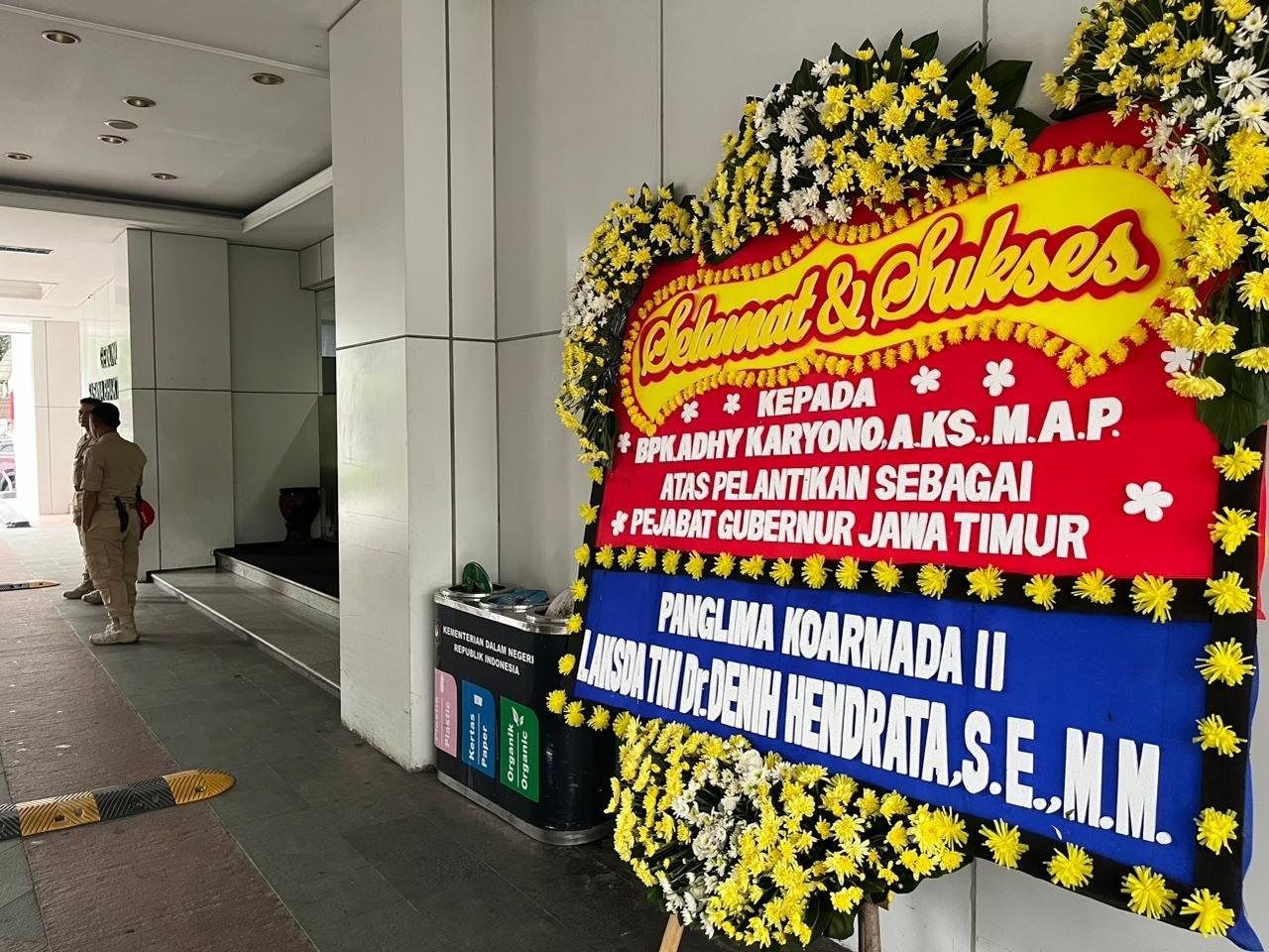 Karangan bunga ucapan selamat atas pelantikan Adhy Karyono sebagai Pj Gubernur Jawa Timur. (Foto: Riko Abdiono/jatimnow.com)