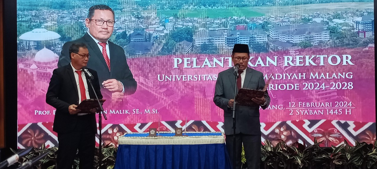 Proses pelantikan Rektor Universitas Muhammadiyah Malang (UMM) periode 2024-2028, Prof. Dr. Nazaruddin Malik, SE., M.Si. (kanan) di Aula BAU UMM. (foto : Gerhana/jatimnow.com)