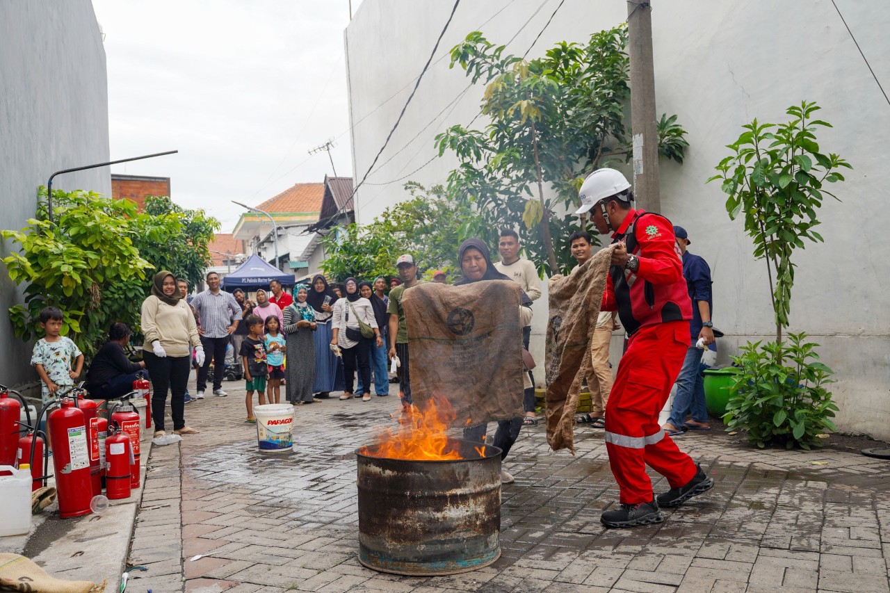 Tim PBK Pelindo memberikan edukasi tentang faktor penyebab kebakaran pada warga Kampung Seng. (Foto: Humas Pelindo Marine Service for jatimnow.com)