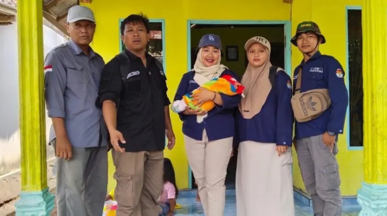 KPPS) di Kabupaten Bondowoso, Jawa Timur Fitria Ningsih, usai melahirkan. (Foto: tangkapan layar media sosial)