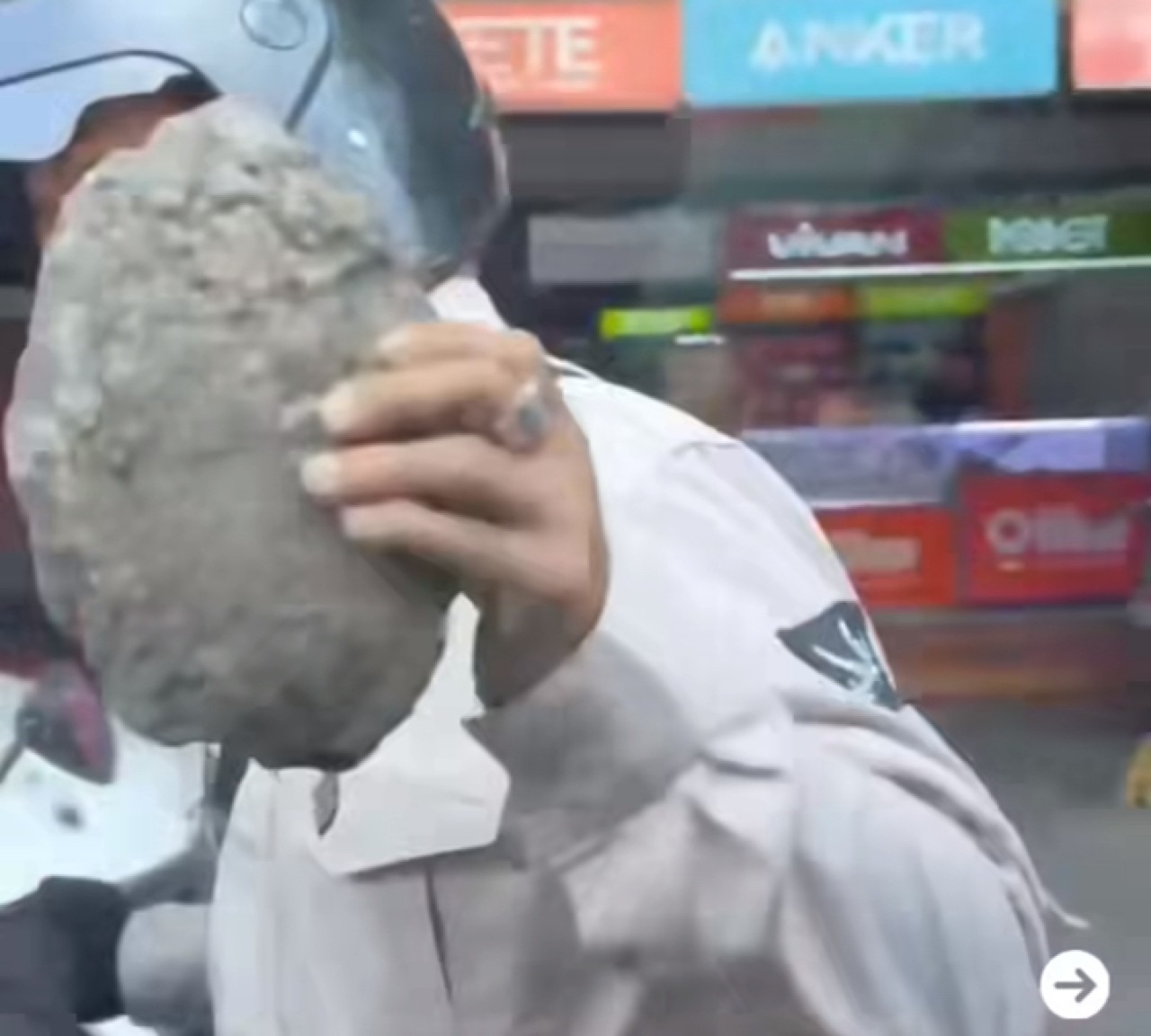 Viral, Pemotor Pukul Mobil Pakai Batu Gegara Terserempet di Malang