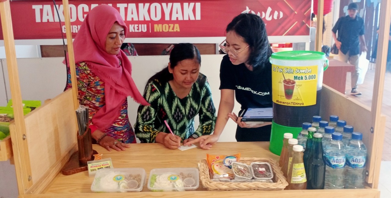 Pihak Beon Intermedia saat memberikan pendampingan ke salah satu UMKM di MCC. (Foto: foto : Gerhana/jatimnow.com)