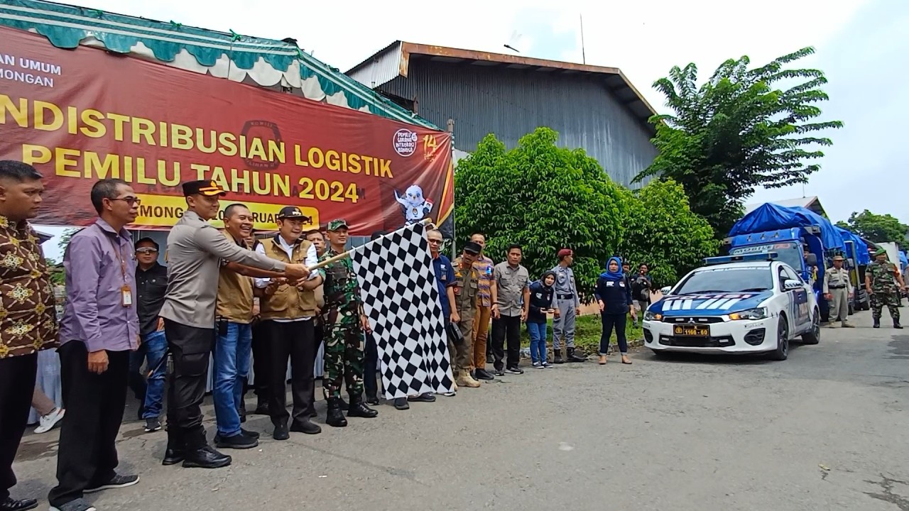 Pelepasan logistik pemilu surat dan kotak suara di Kabupaten Lamongan. (Foto : Adyad Ammy Iffansah/jatimnow.com)