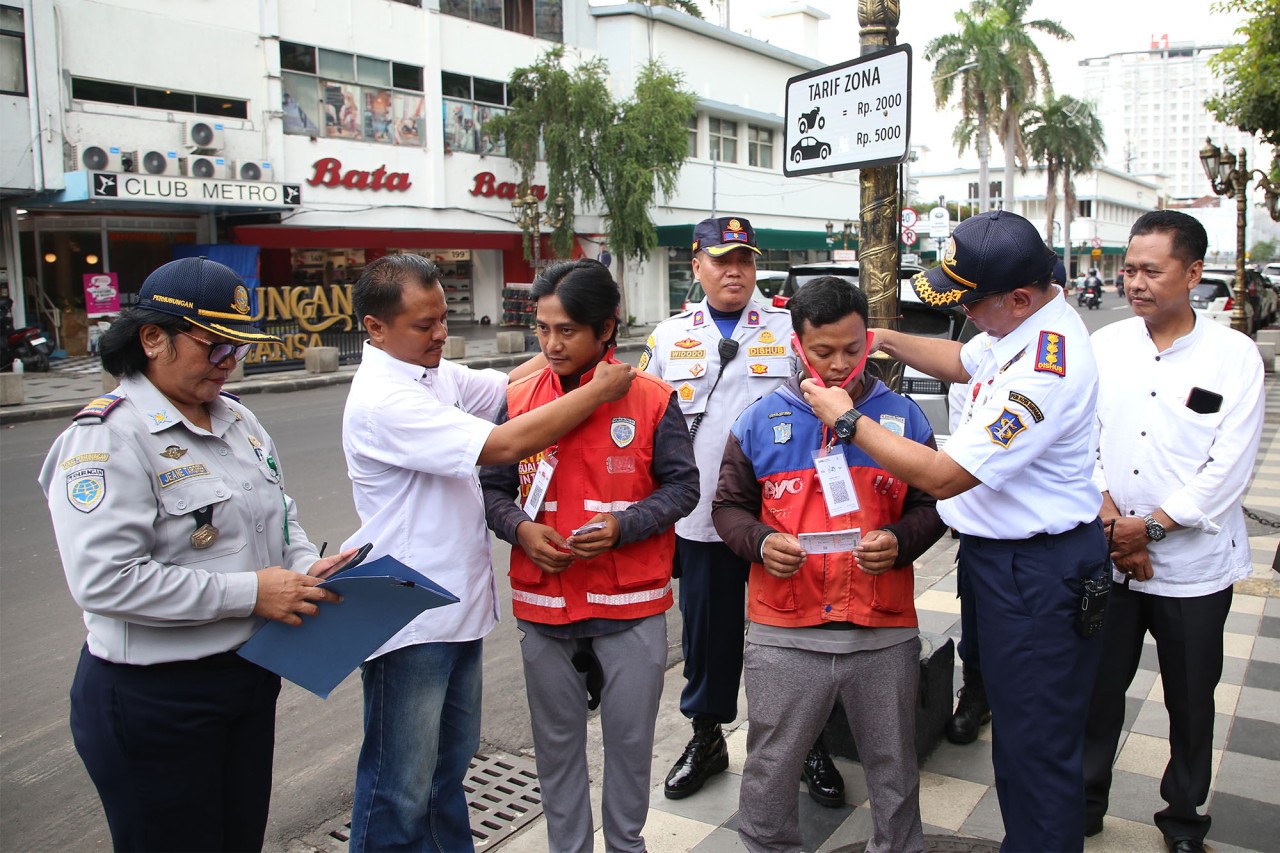 Kepala Dishub Surabaya Tundjung Iswandaru saat memberi kalung QRIS ke Jukir di Jalan Tunjungan Surabaya (Foto: Humas Pemkot Surabaya for jatimnow.com)