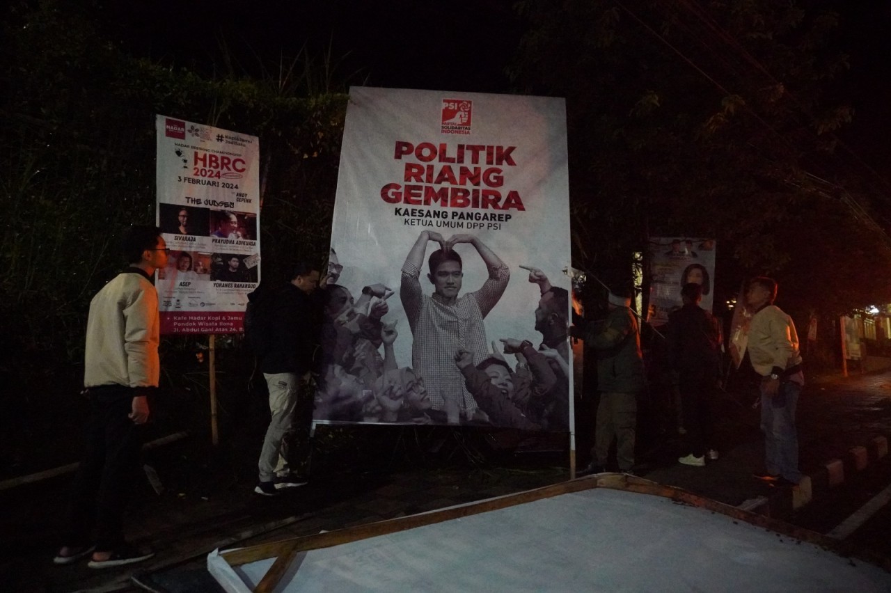 Komisi Pemilihan Umum (KPU) Kota Batu menurunkan Alat Peraga Kampanye (APK) Peserta Pemilu 2024. (Foto: Gerhana/jatimnow.com)