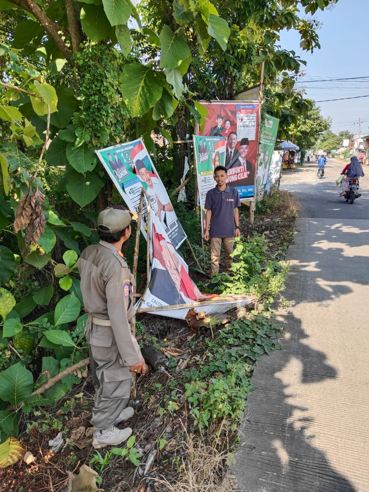 Penertiban APK melanggar aturan di wilayah Kabupaten Lamongan. (Foto: Adyad Ammy Iffansah/jatimnow.com)
