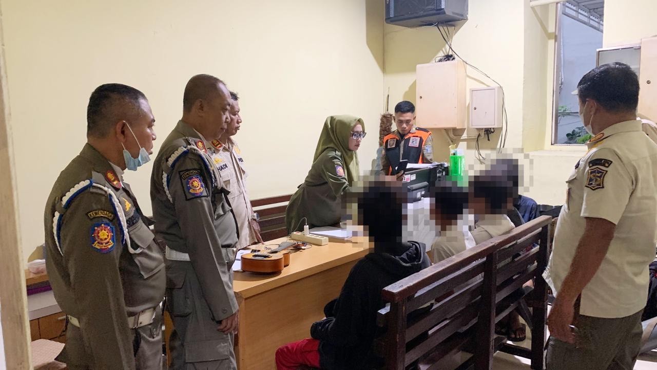 5 dari 10 Pengamen Cilik Bersajam di Surabaya Ditangkap Satpol PP